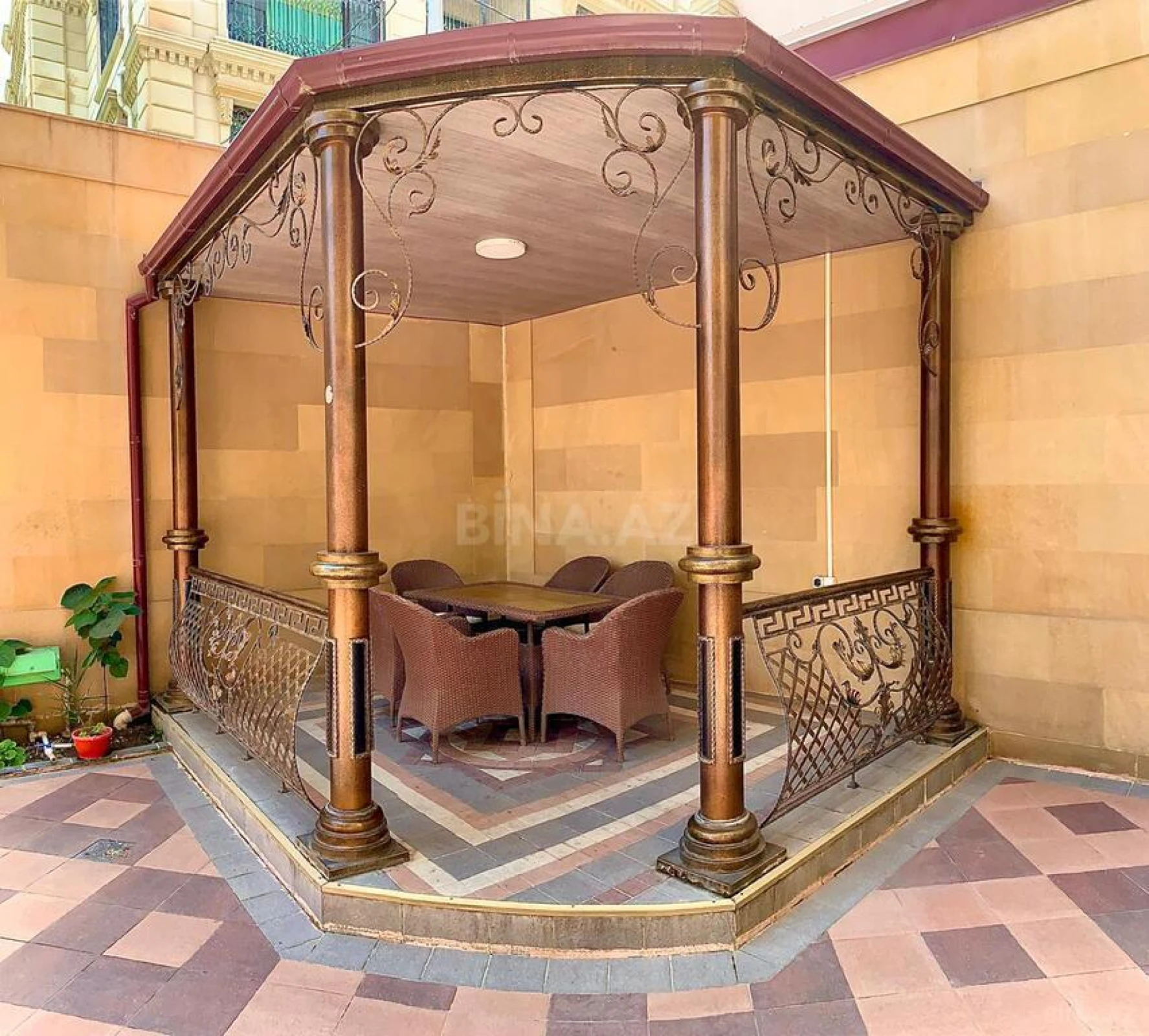 Satılır 10 otaqlı həyət evi 900 m²