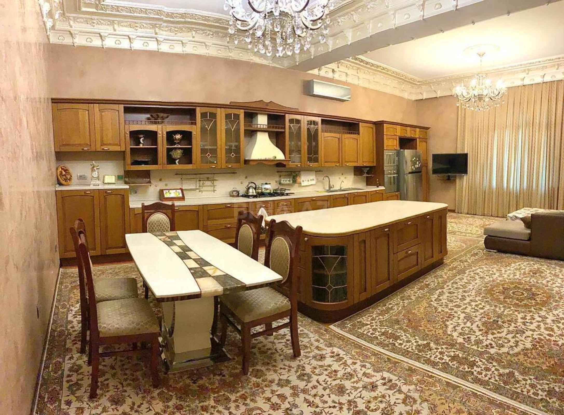 Satılır 10 otaqlı həyət evi 900 m²