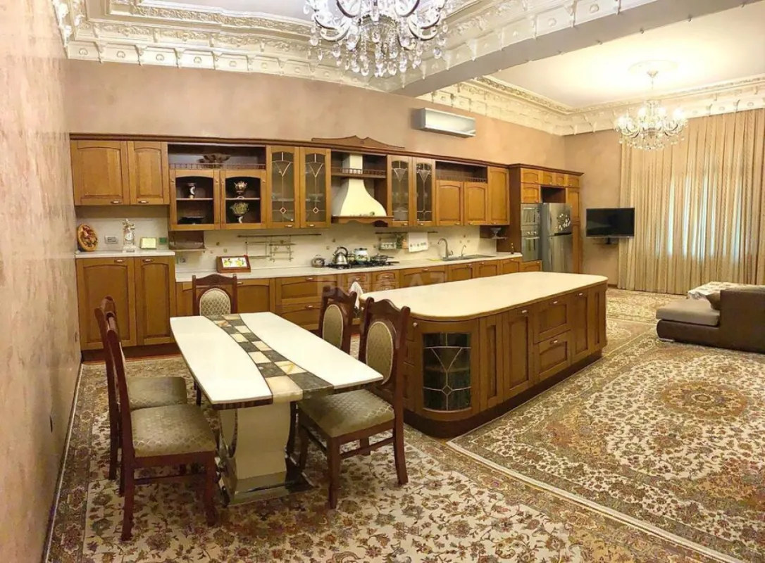 Satılır 10 otaqlı həyət evi 900 m²
