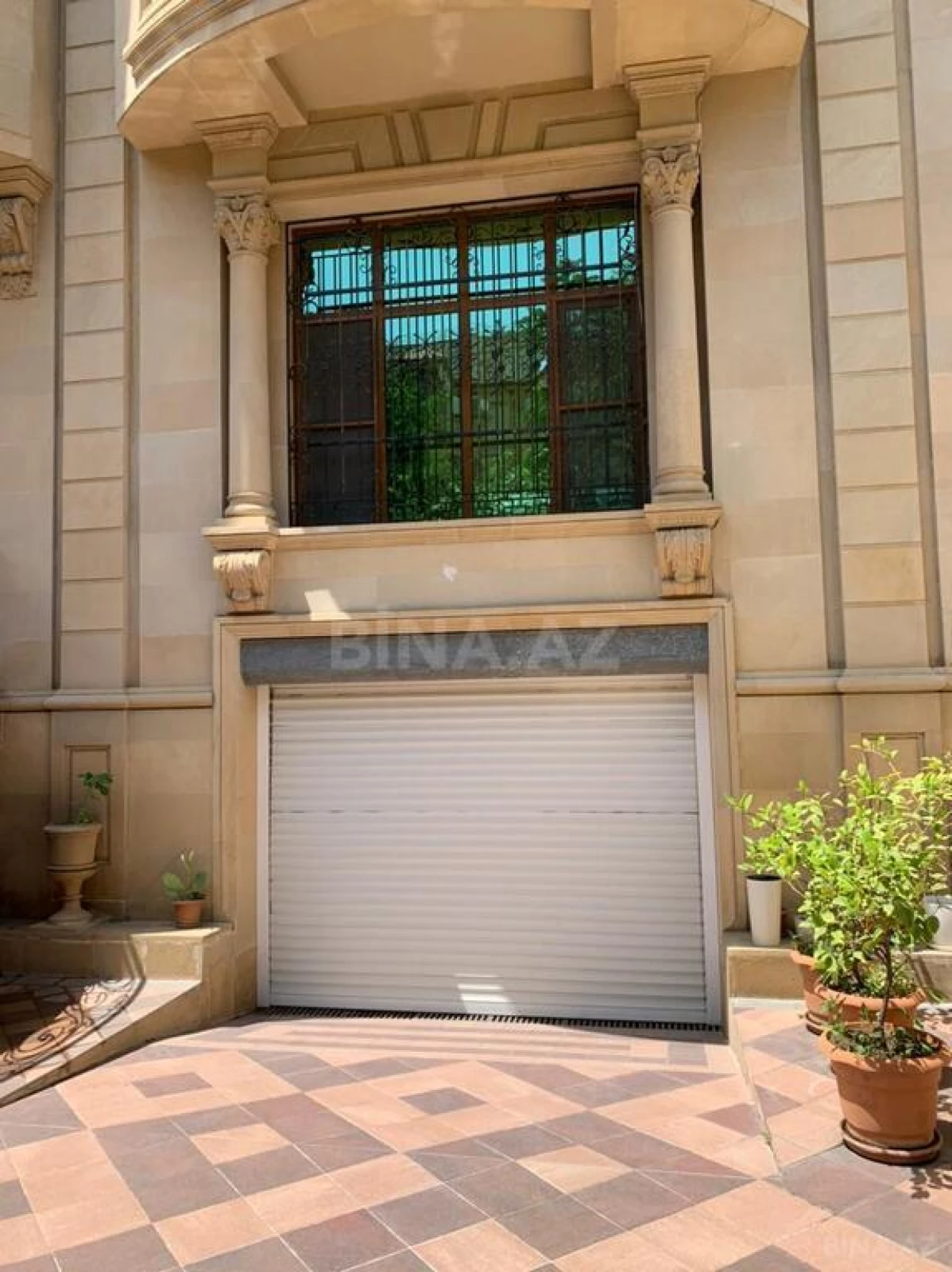 Satılır 10 otaqlı həyət evi 900 m²