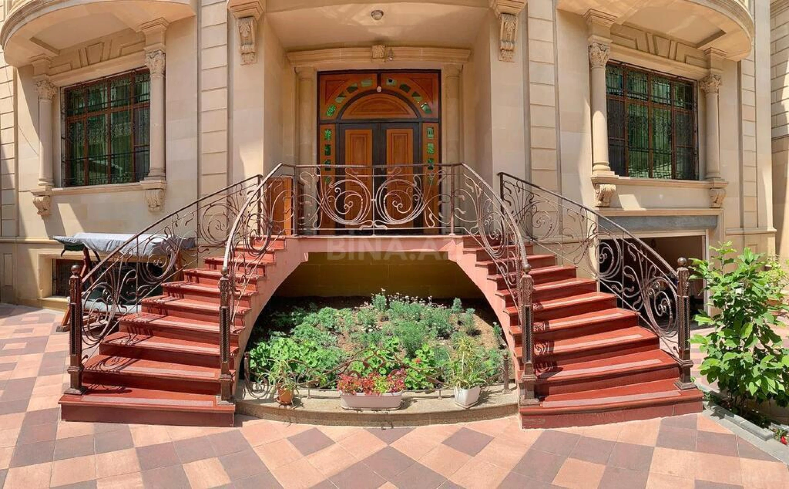 Satılır 10 otaqlı həyət evi 900 m²