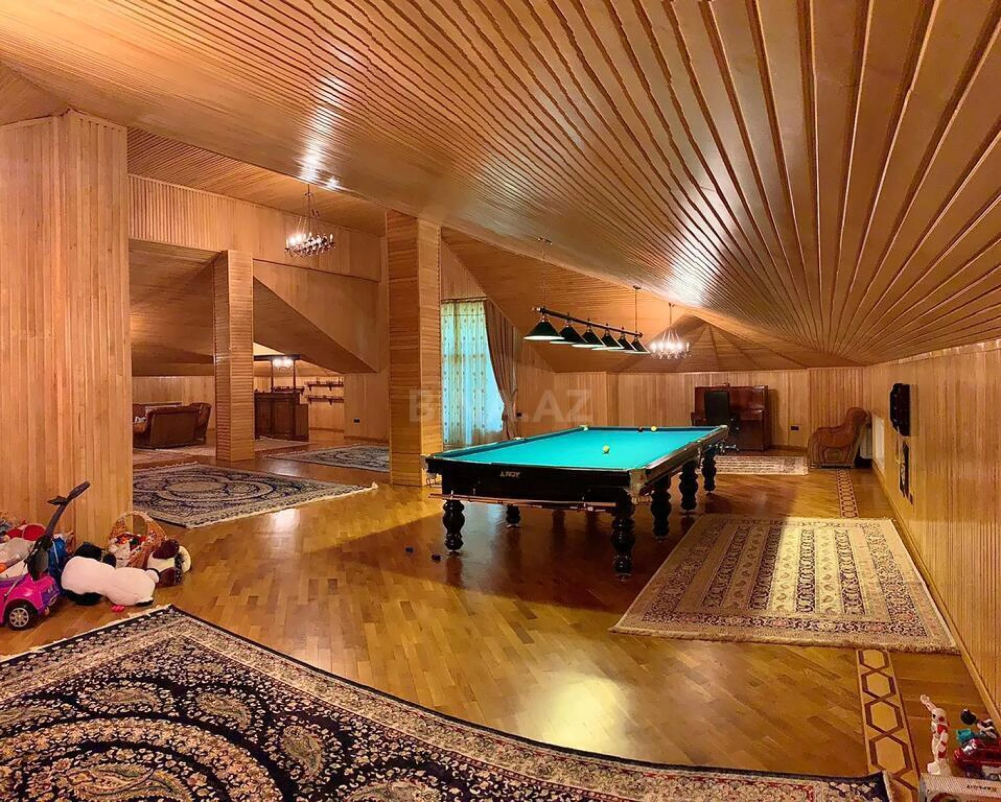 Satılır 10 otaqlı həyət evi 900 m²