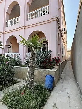 Satılır 8 otaqlı həyət evi 580 m²