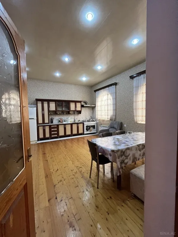 Satılır 8 otaqlı həyət evi 580 m²
