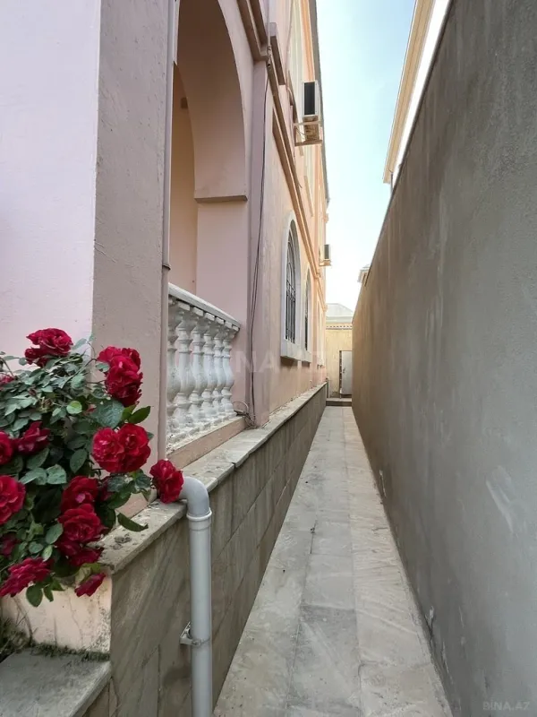 Satılır 8 otaqlı həyət evi 580 m²