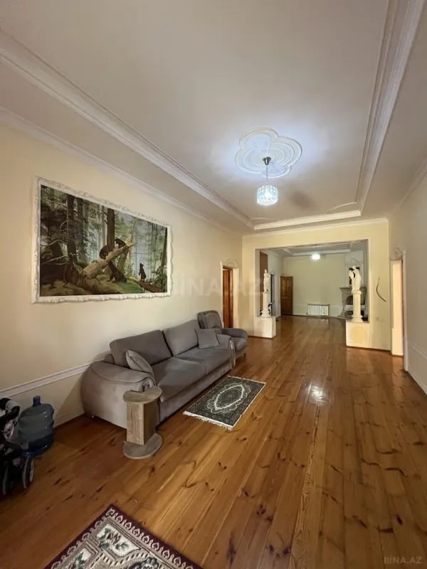 Satılır 8 otaqlı həyət evi 580 m²