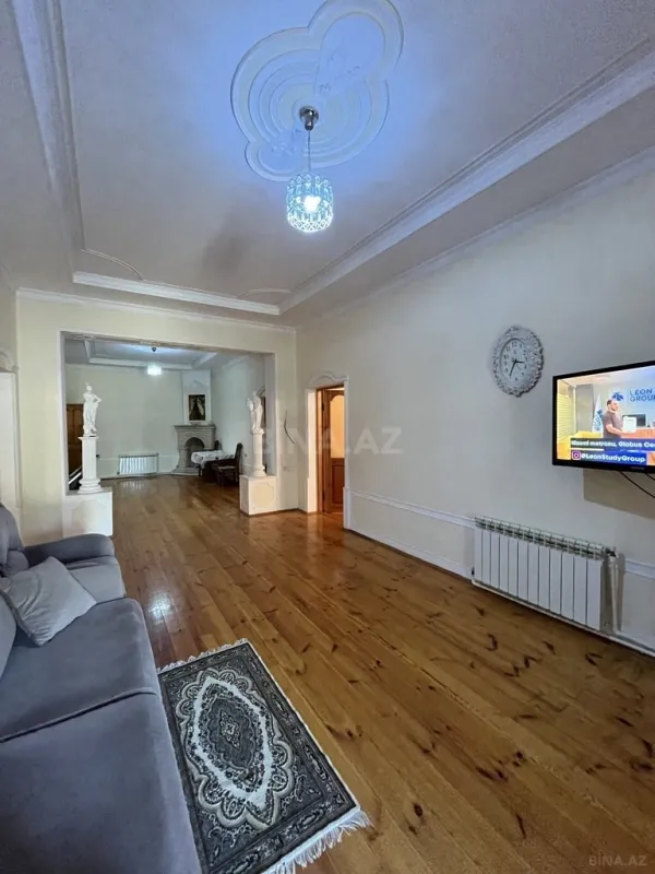 Satılır 8 otaqlı həyət evi 580 m²