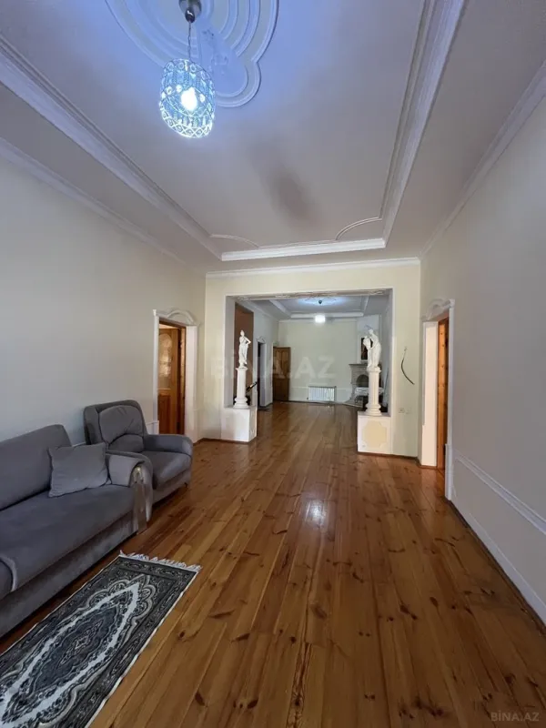 Satılır 8 otaqlı həyət evi 580 m²