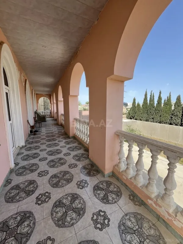 Satılır 8 otaqlı həyət evi 580 m²