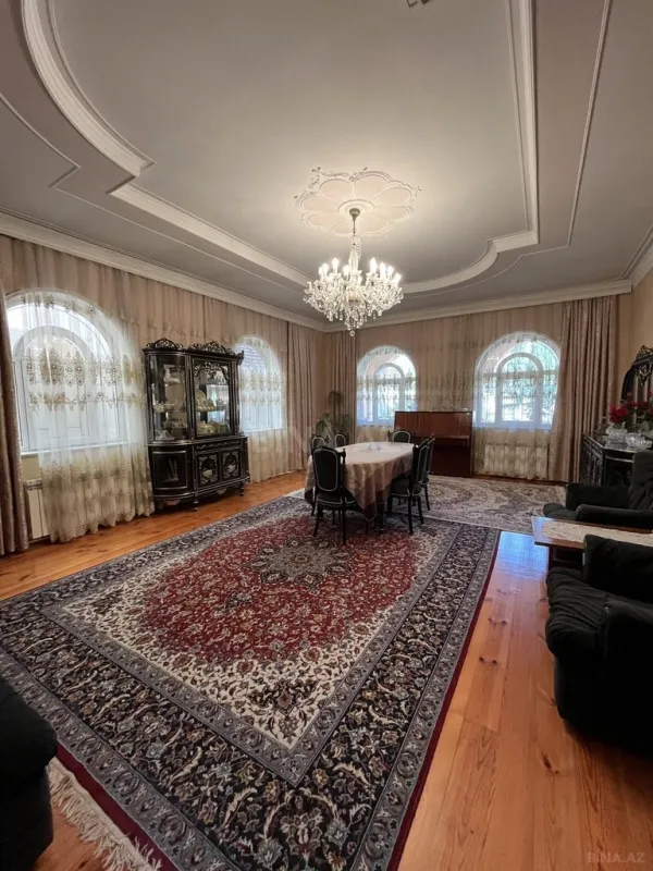 Satılır 8 otaqlı həyət evi 580 m²