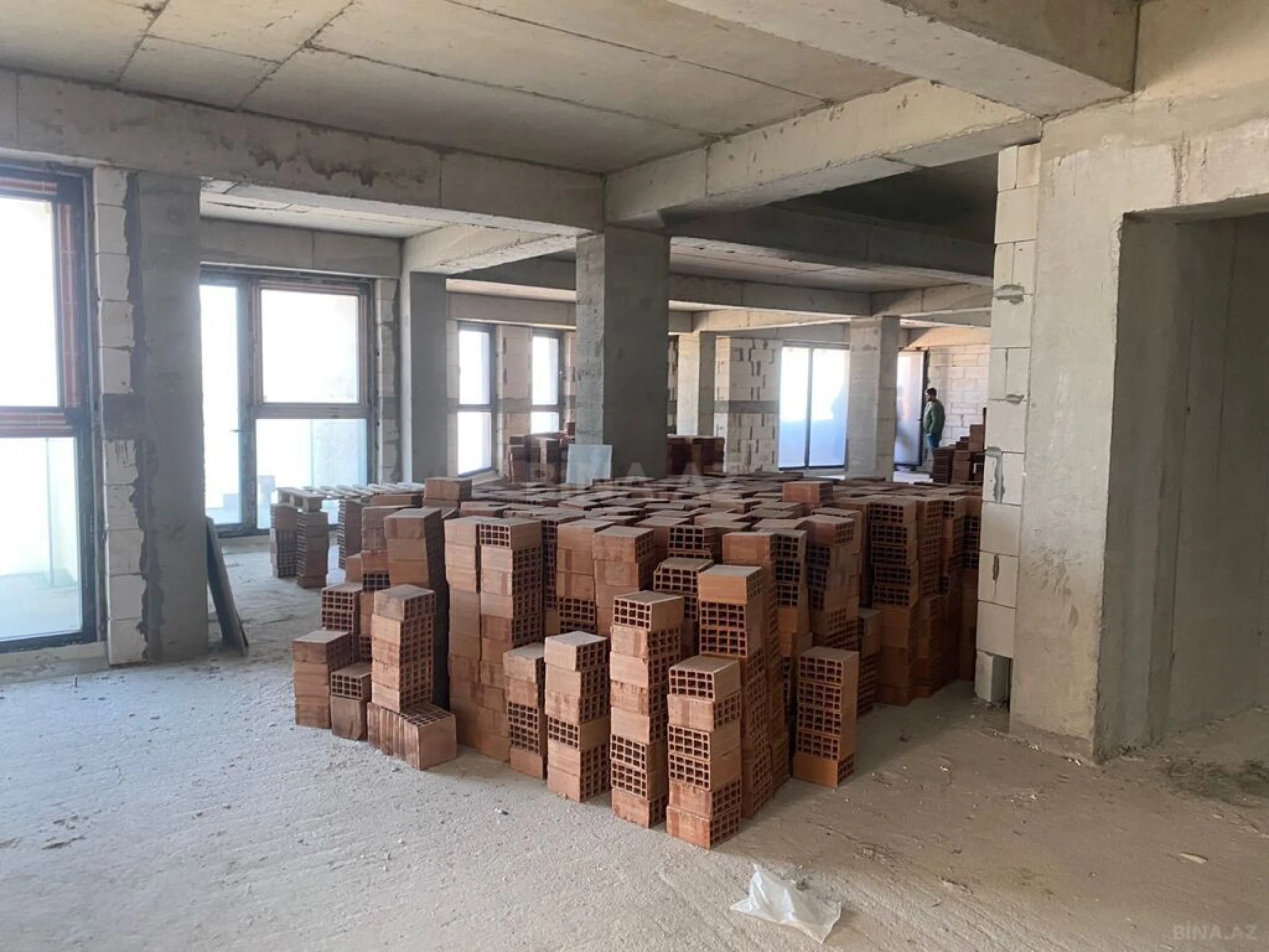 Satılır 5 otaqlı mənzil 303.8 m²