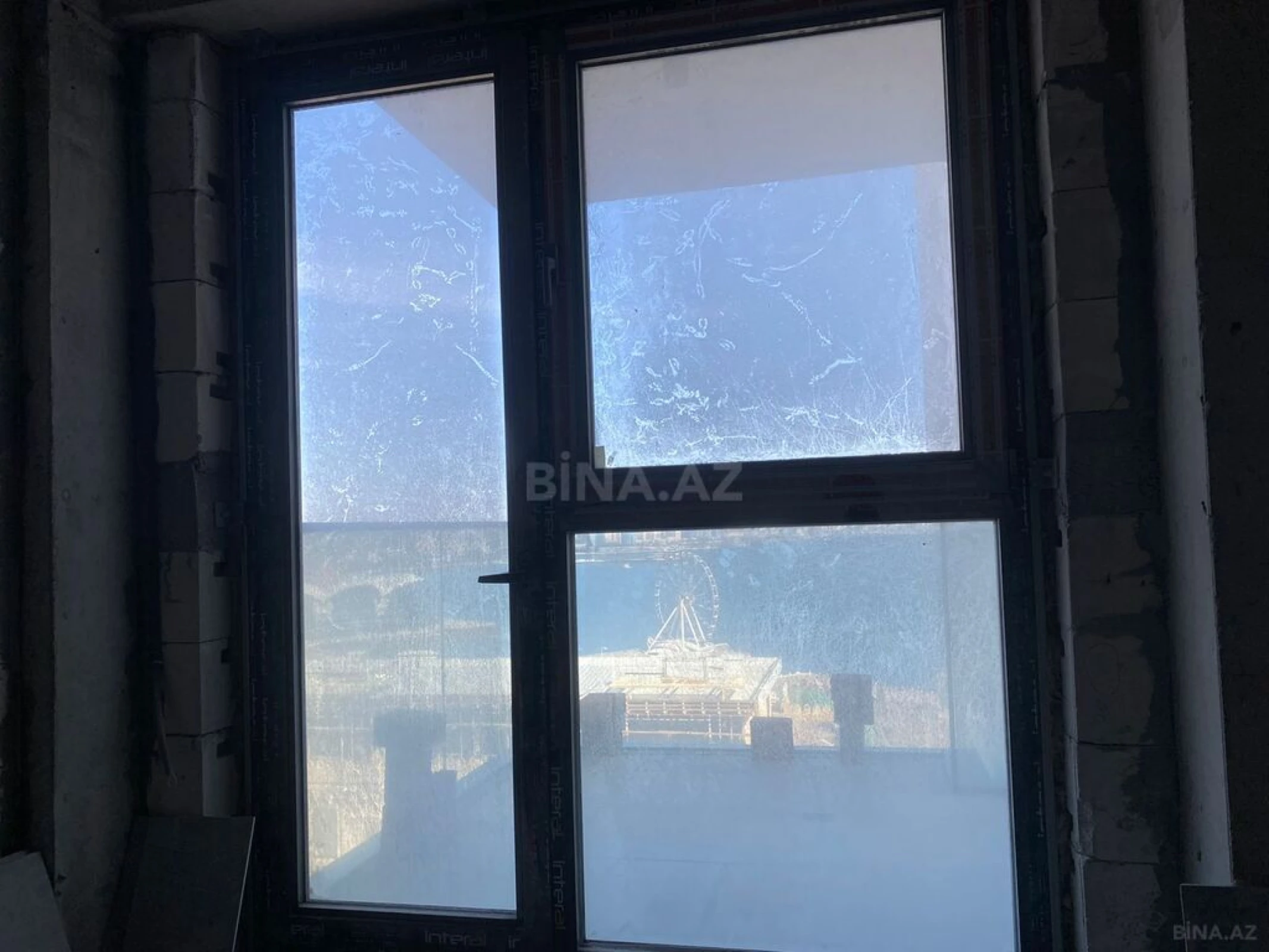 Satılır 5 otaqlı mənzil 303.8 m²