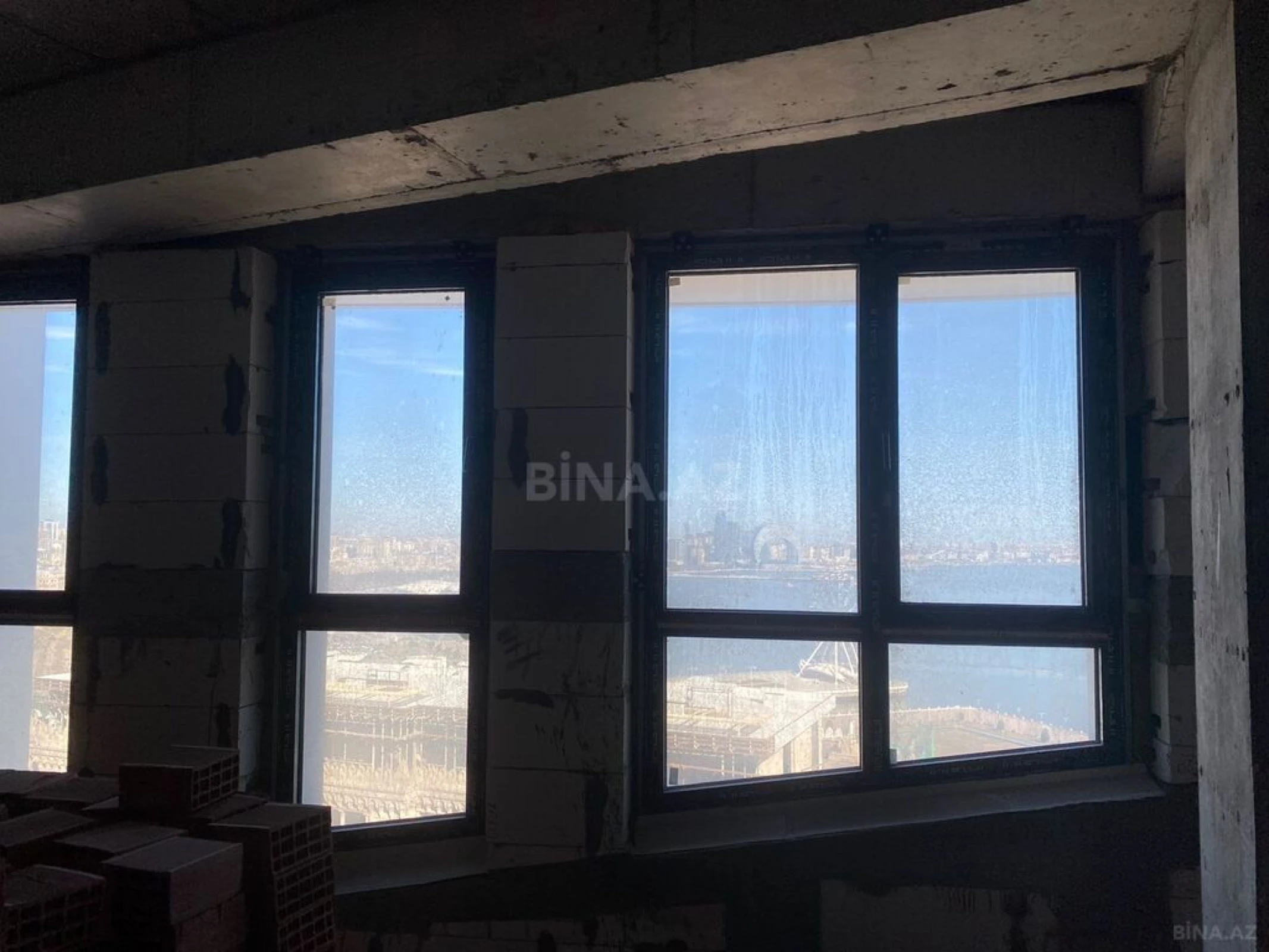 Satılır 5 otaqlı mənzil 303.8 m²