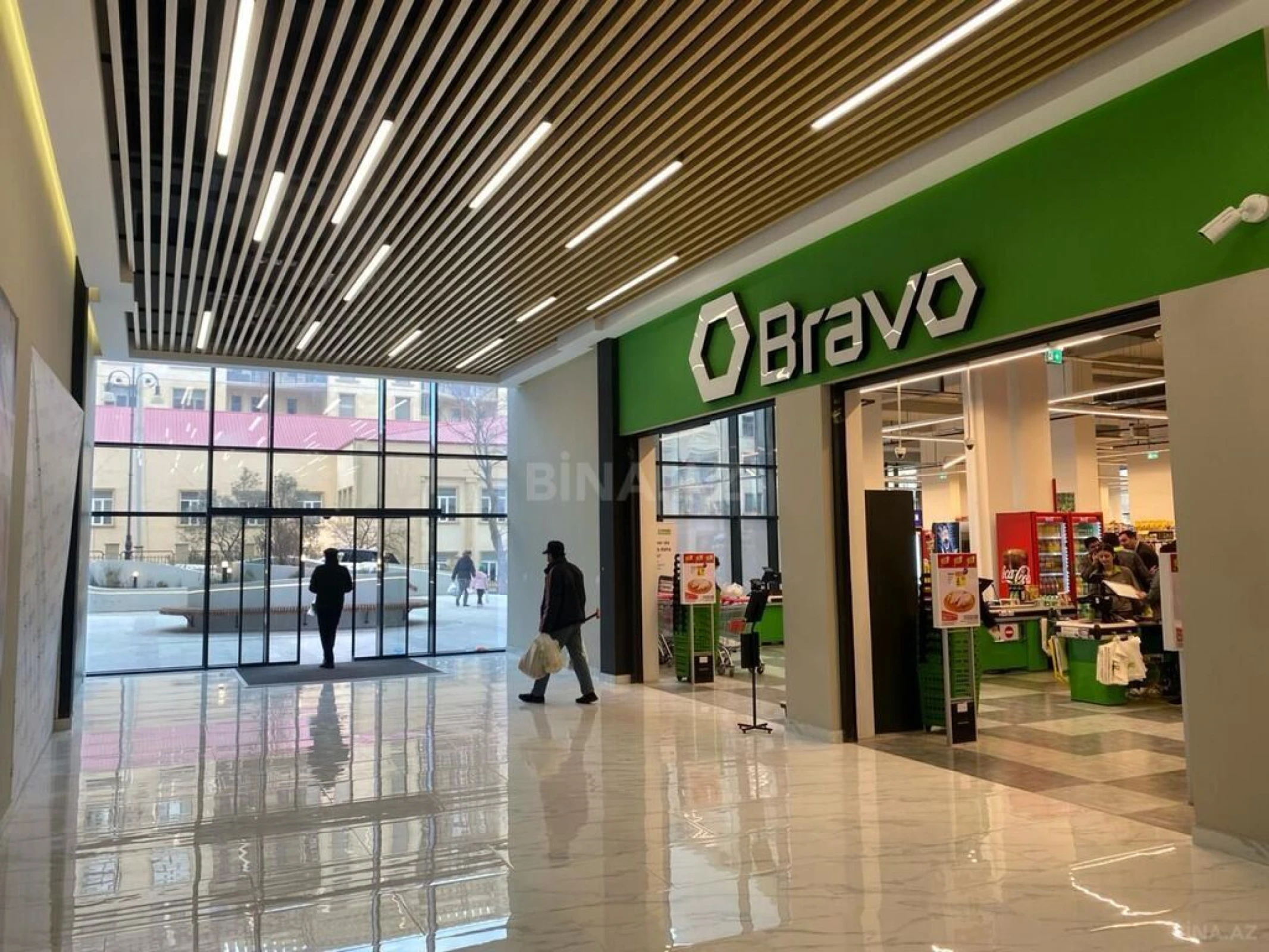 Satılır 5 otaqlı mənzil 303.8 m²