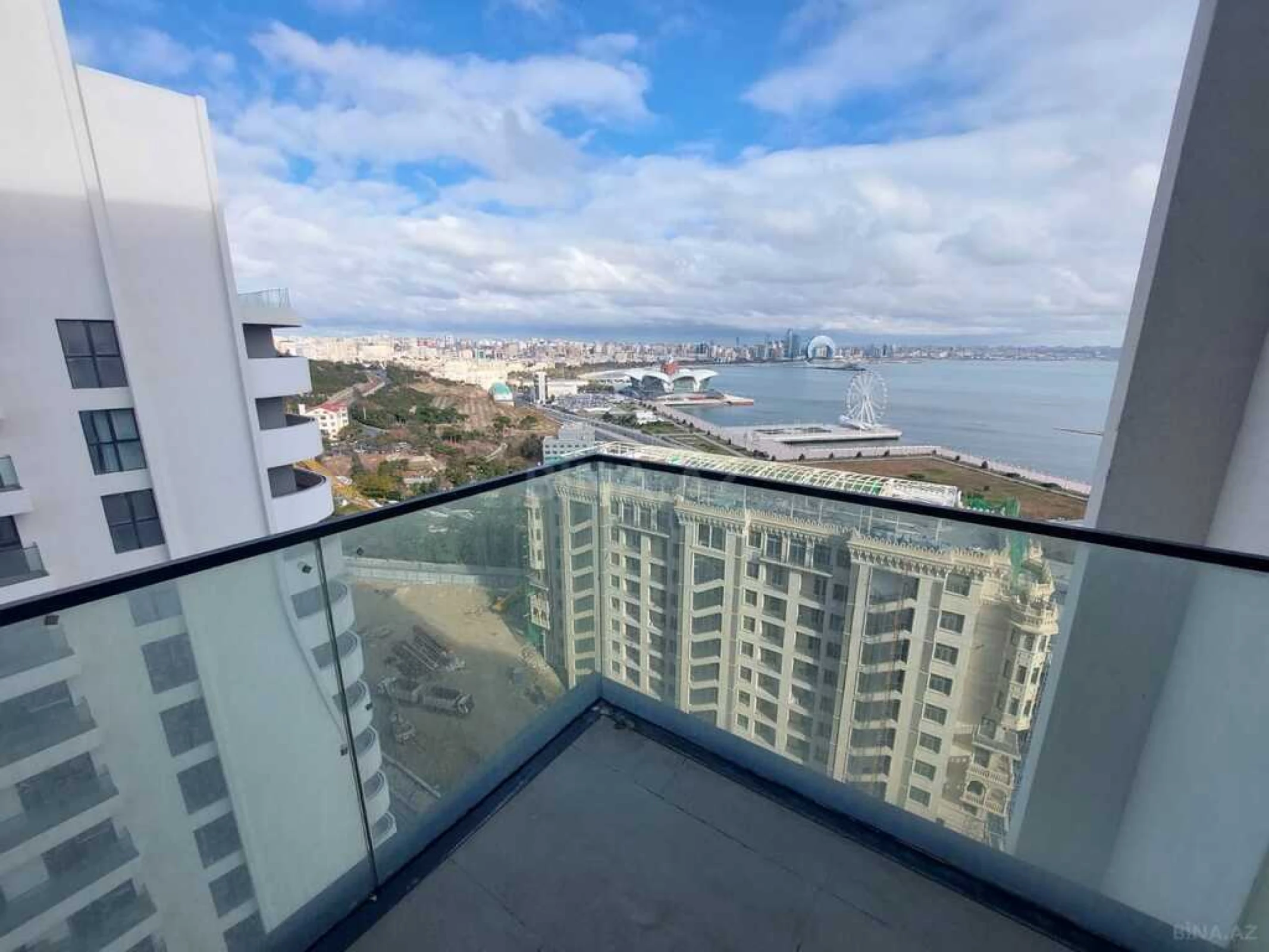Satılır 5 otaqlı mənzil 303.8 m²