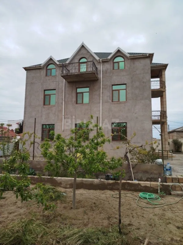 Satılır 6 otaqlı həyət evi 180 m²