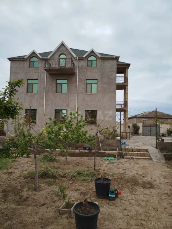 Satılır 6 otaqlı həyət evi 180 m²