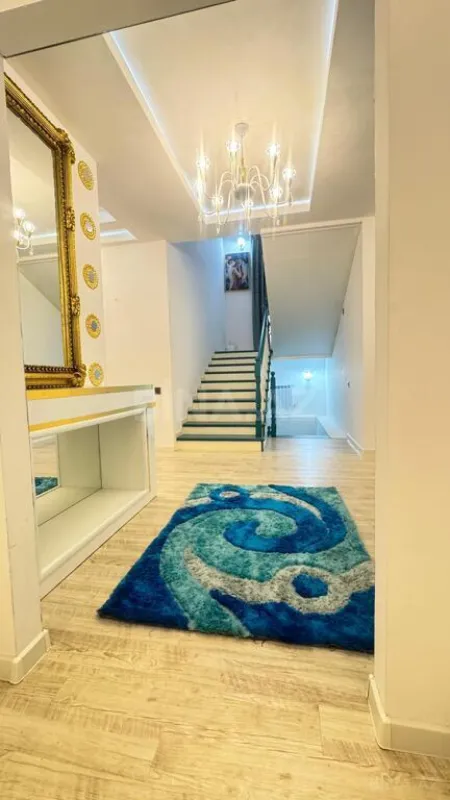 Satılır 6 otaqlı həyət evi 350 m²