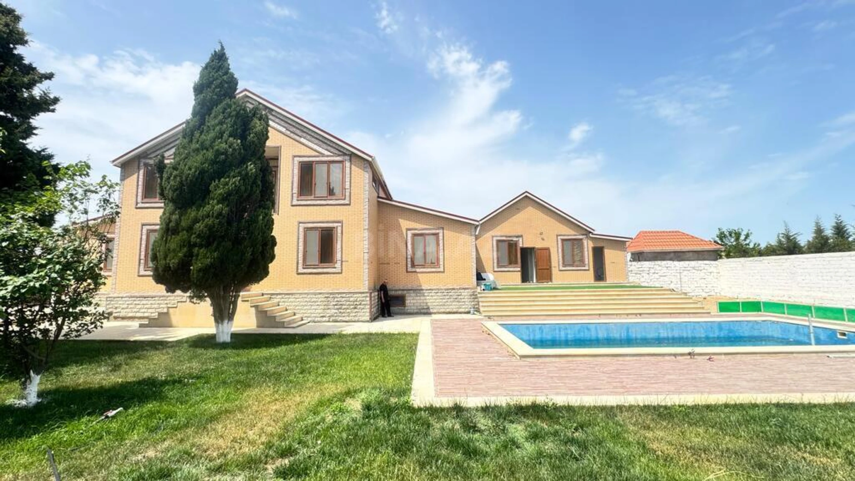 Satılır 6 otaqlı həyət evi 350 m²