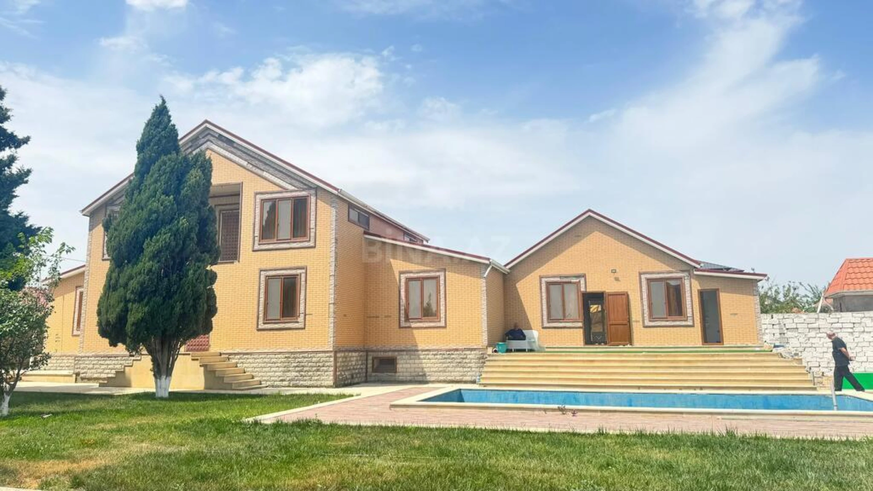 Satılır 6 otaqlı həyət evi 350 m²