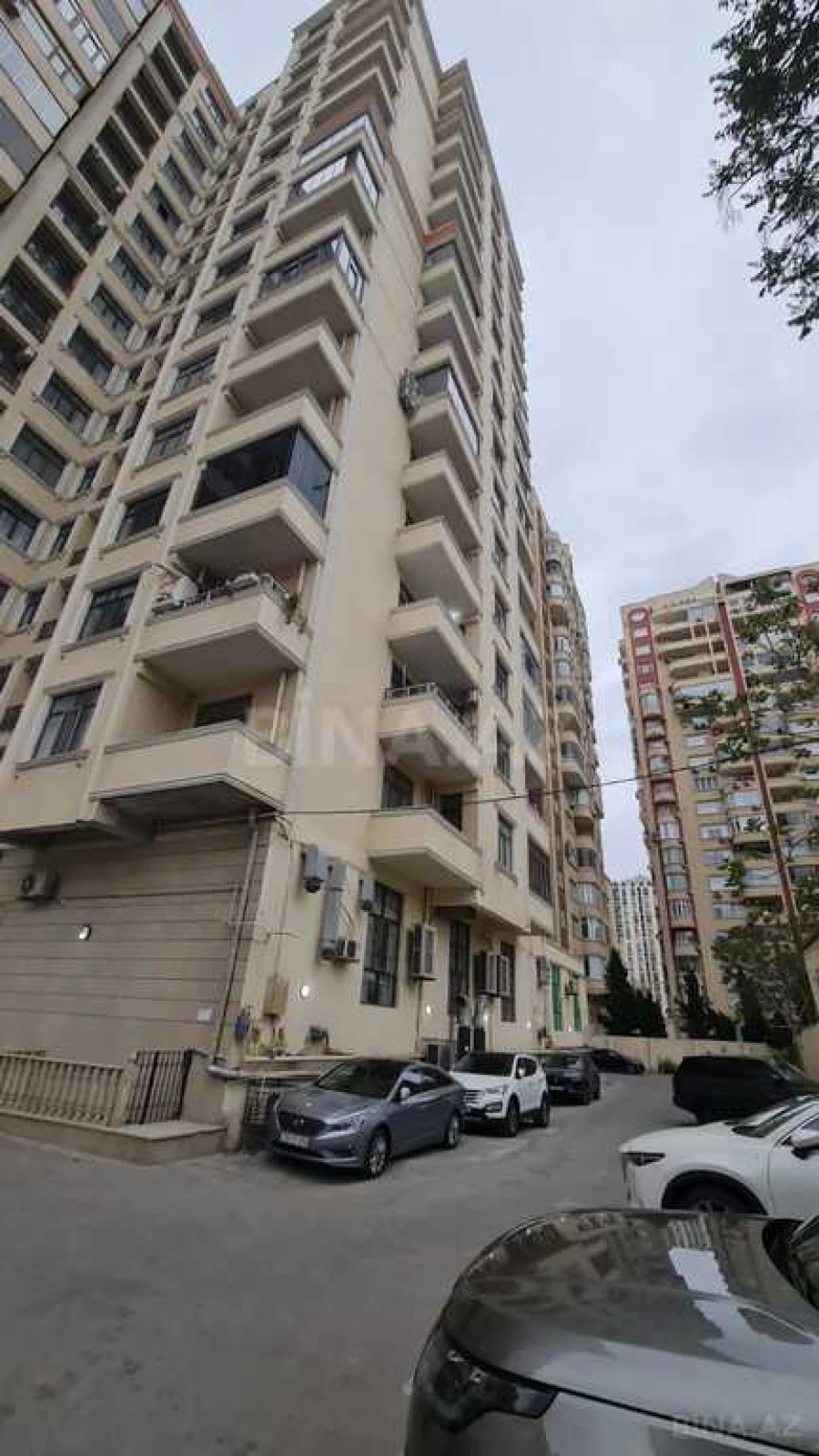 Satılır 3 otaqlı mənzil 132 m²
