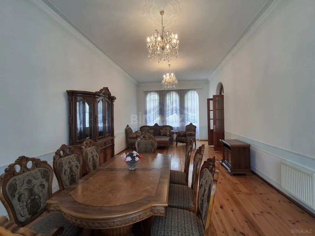 Satılır 8 otaqlı həyət evi 234 m²