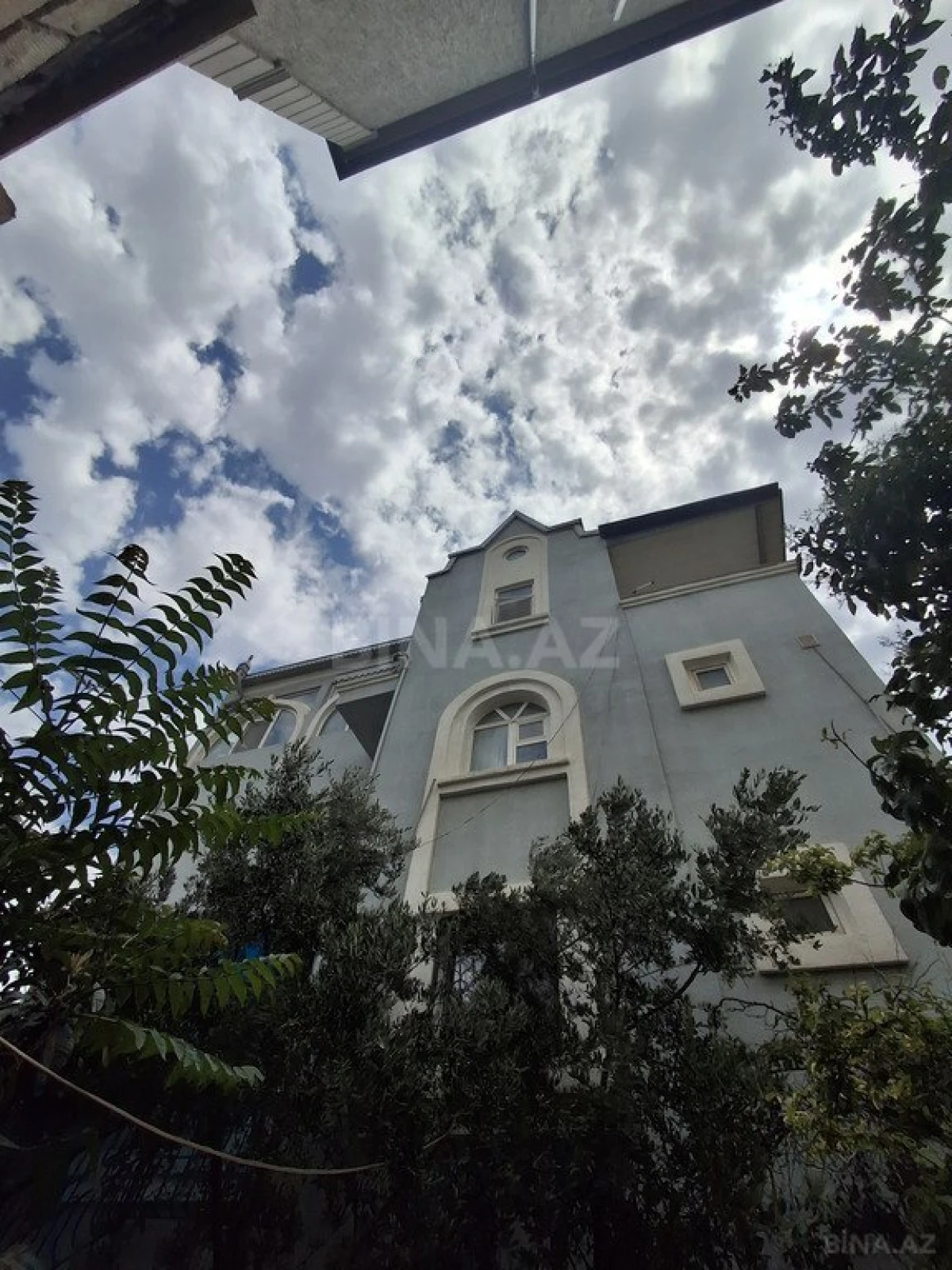 Satılır 8 otaqlı həyət evi 234 m²