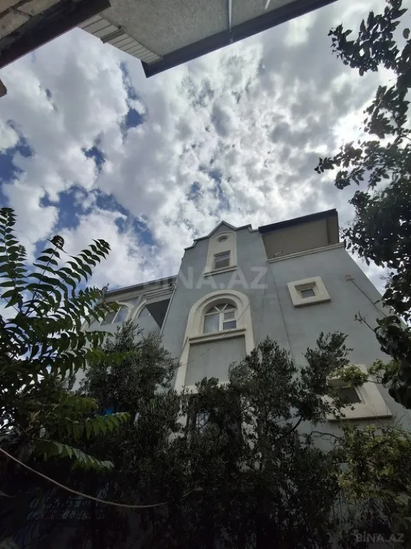 Satılır 8 otaqlı həyət evi 234 m²