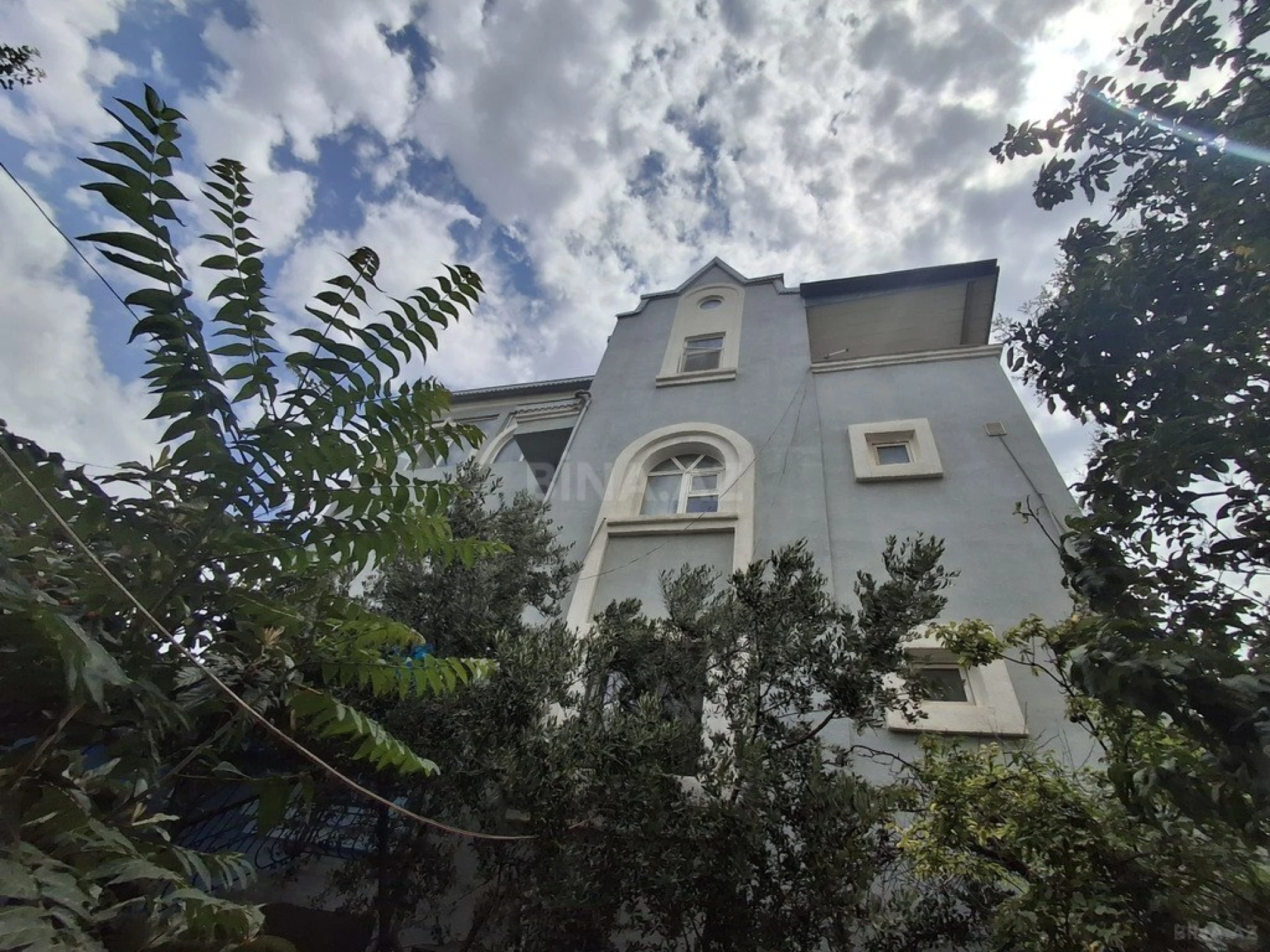 Satılır 8 otaqlı həyət evi 234 m²