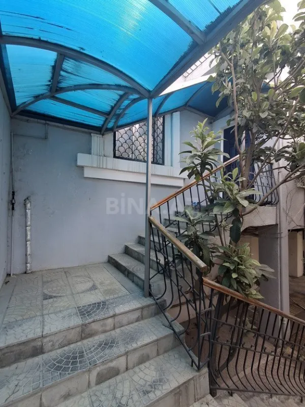 Satılır 8 otaqlı həyət evi 234 m²