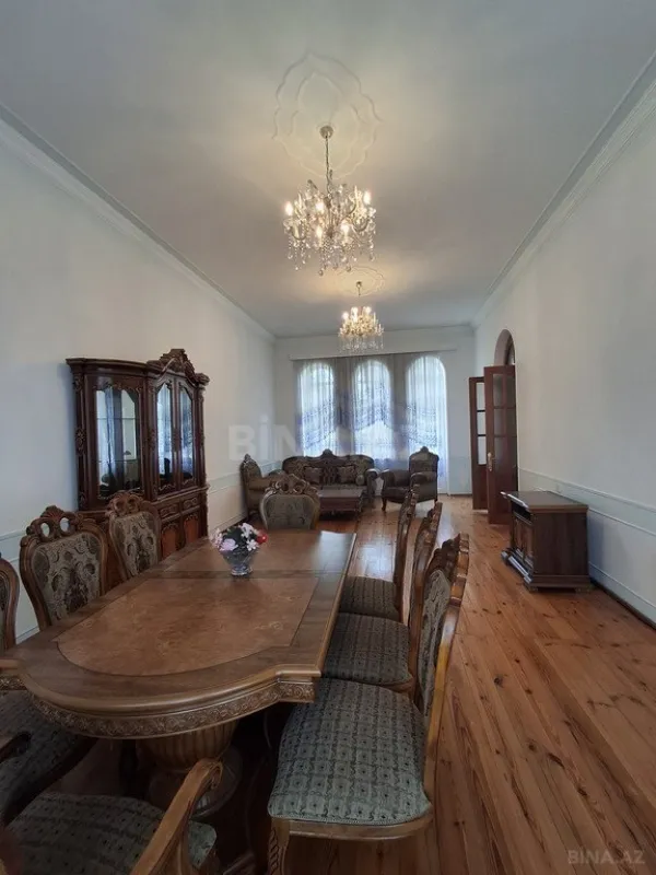 Satılır 8 otaqlı həyət evi 234 m²