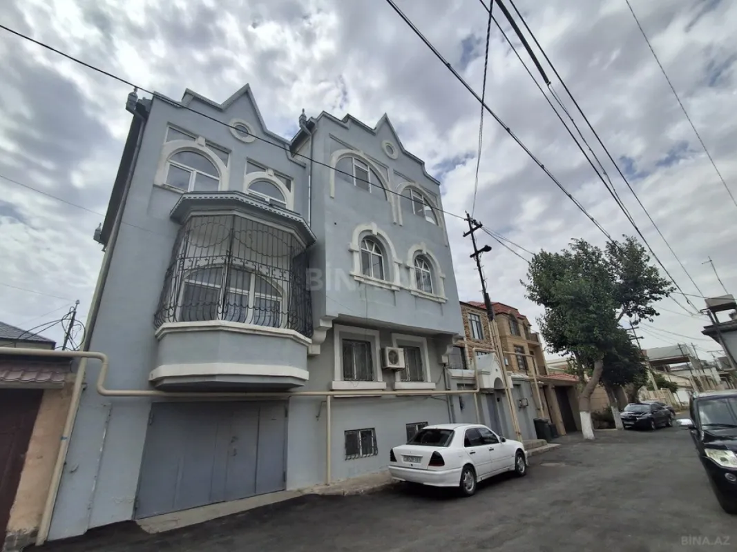 Satılır 8 otaqlı həyət evi 234 m²