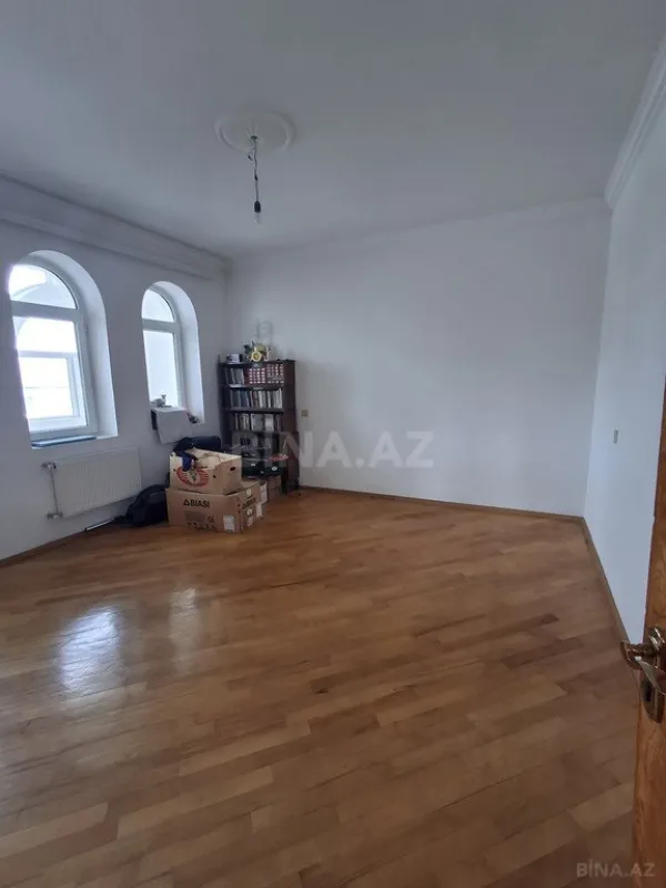 Satılır 8 otaqlı həyət evi 234 m²