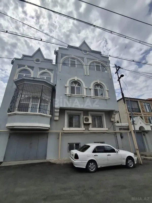 Satılır 8 otaqlı həyət evi 234 m²