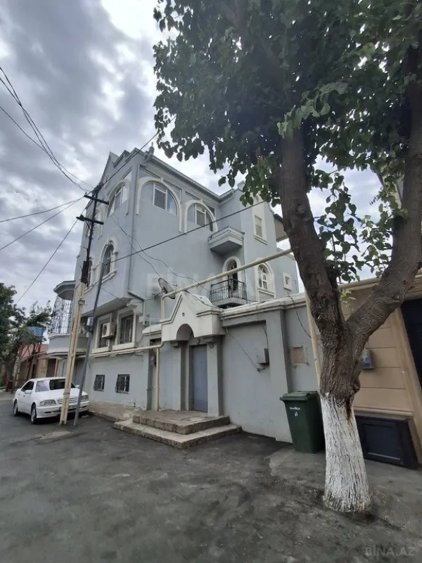 Satılır 8 otaqlı həyət evi 234 m²