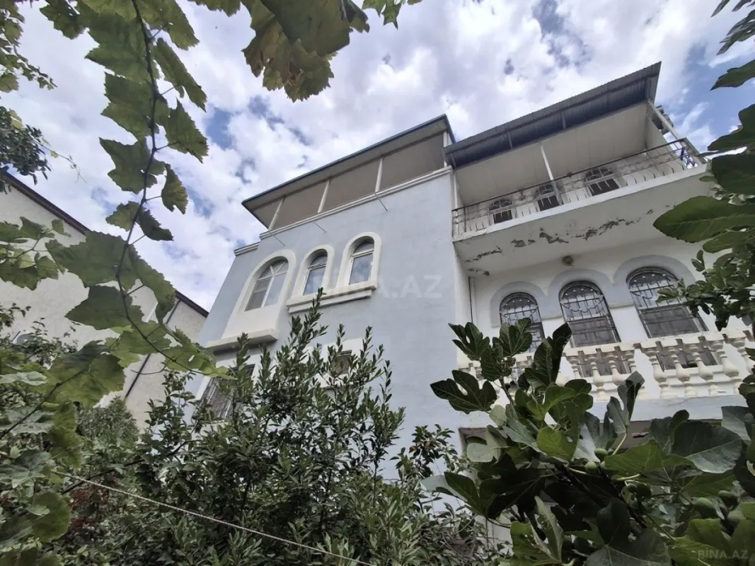 Satılır 8 otaqlı həyət evi 234 m²