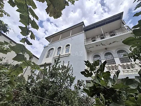 Satılır 8 otaqlı həyət evi 234 m²