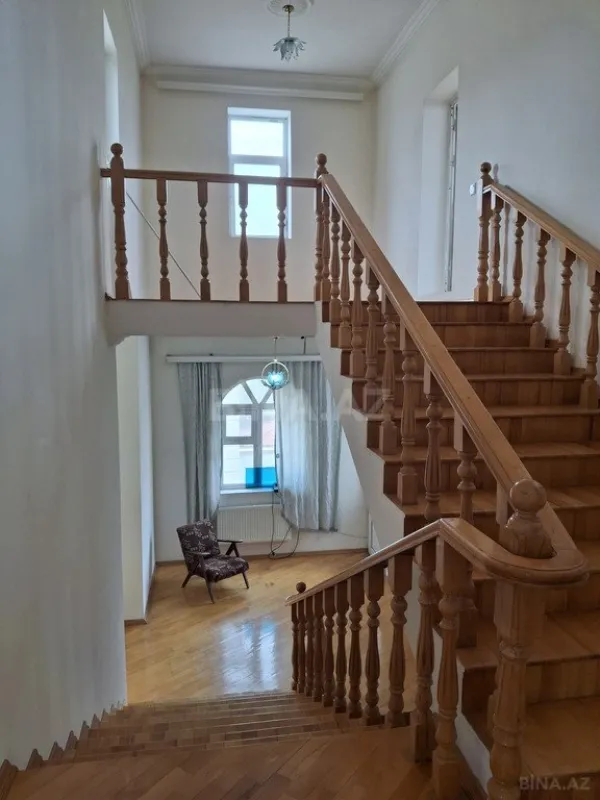 Satılır 8 otaqlı həyət evi 234 m²