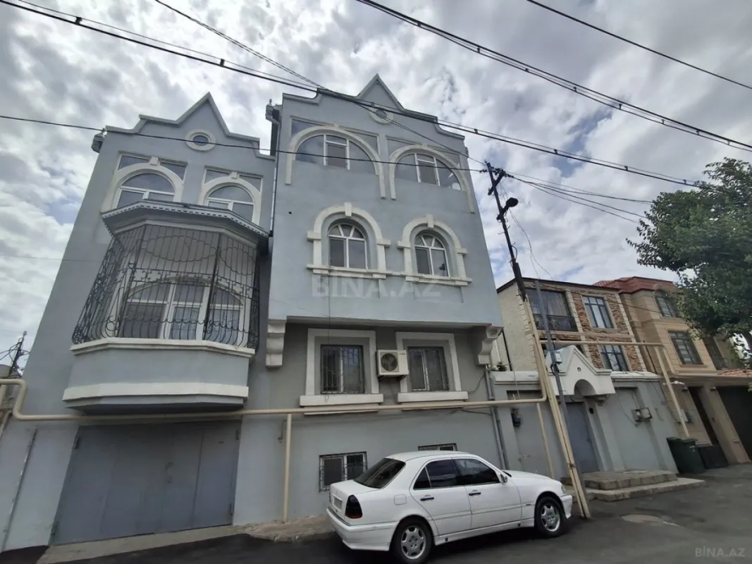 Satılır 8 otaqlı həyət evi 234 m²