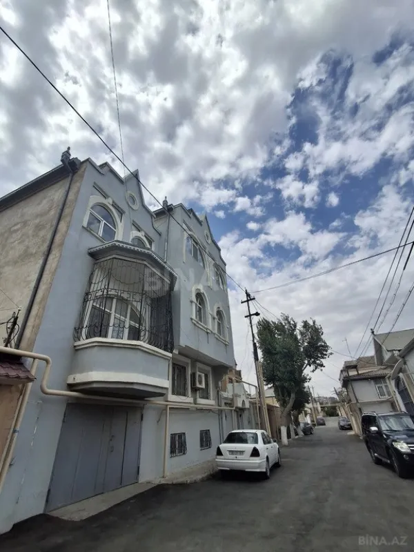 Satılır 8 otaqlı həyət evi 234 m²