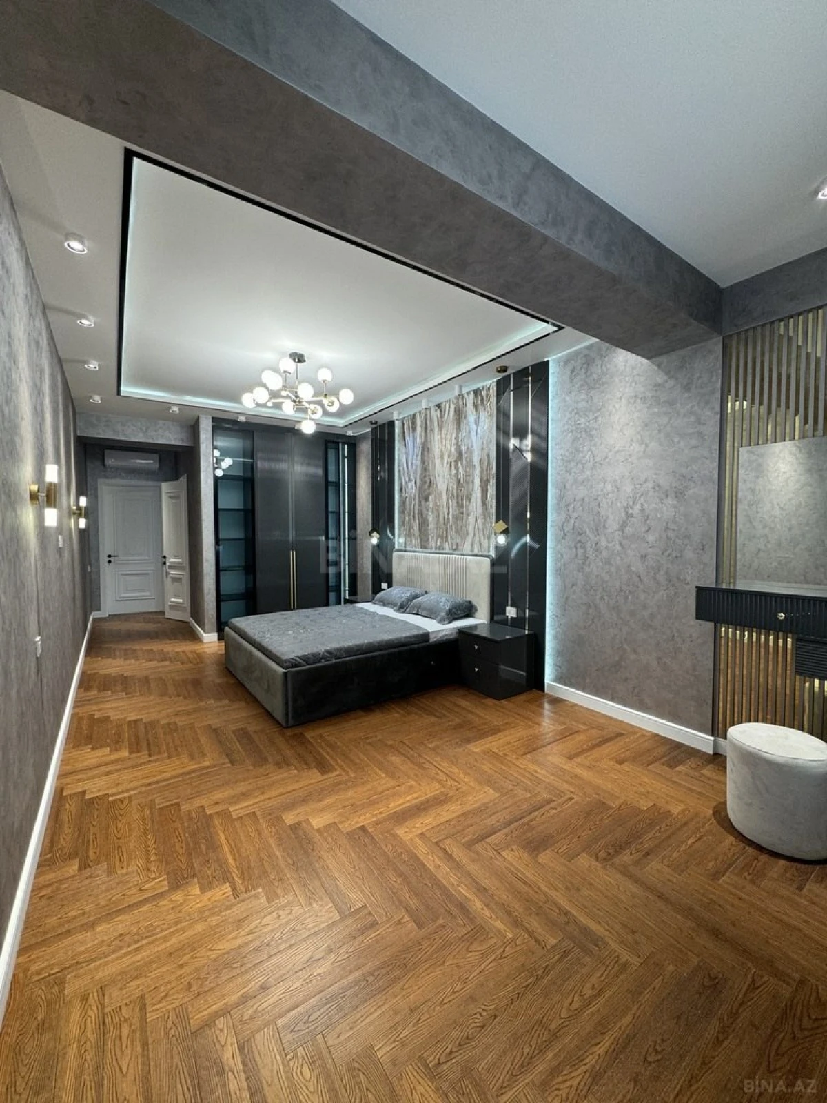 Satılır 3 otaqlı mənzil 137 m²