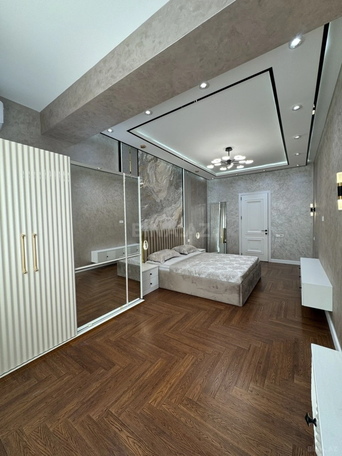 Satılır 3 otaqlı mənzil 137 m²