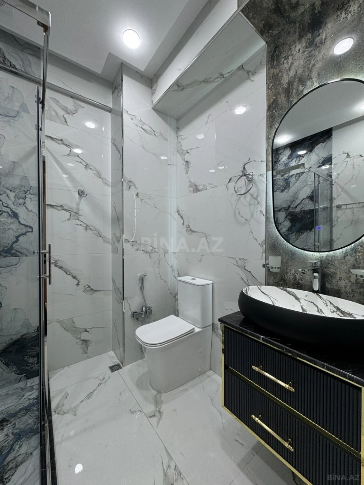 Satılır 3 otaqlı mənzil 137 m²