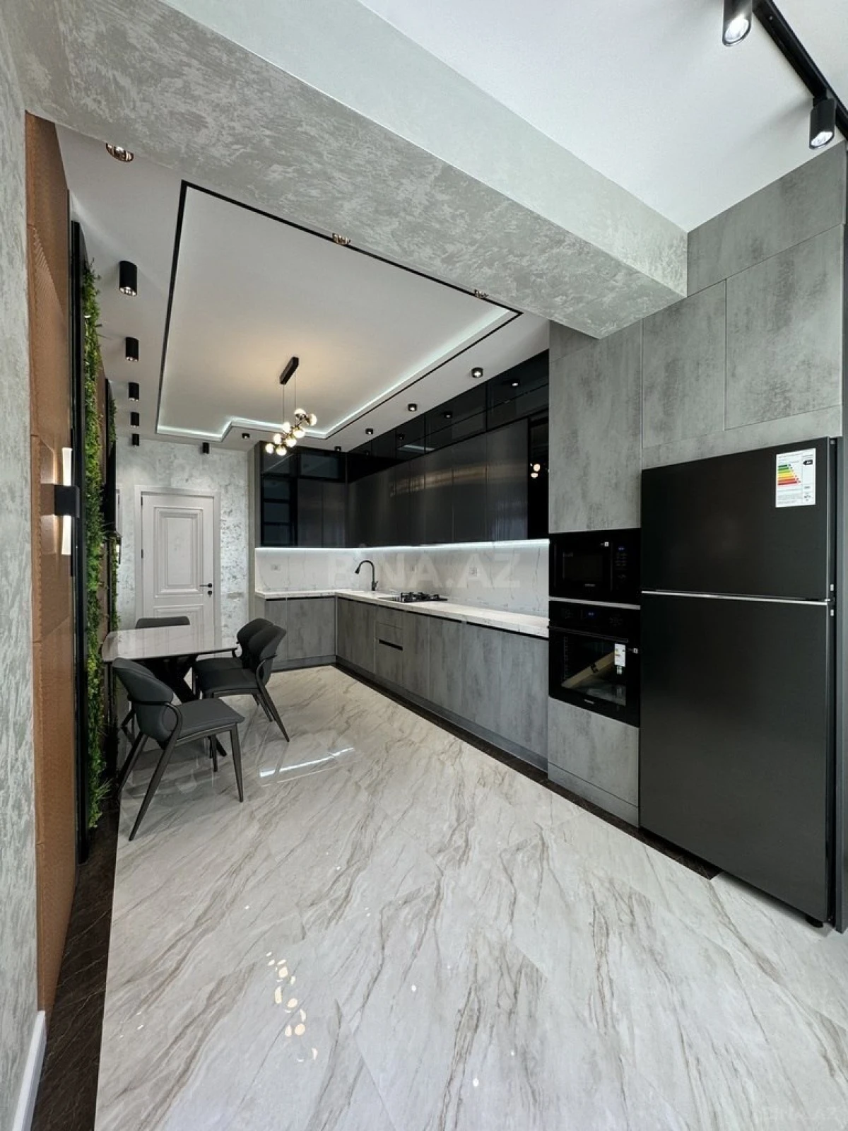 Satılır 3 otaqlı mənzil 137 m²