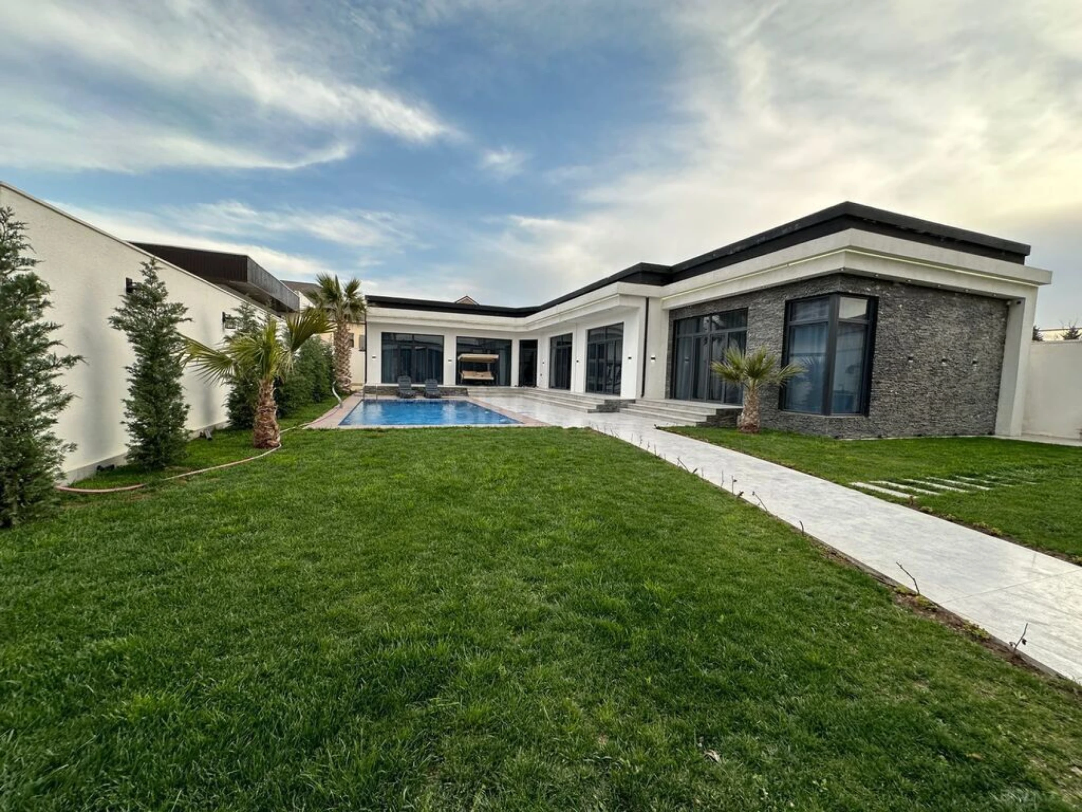 Kirayə verilir 4 otaqlı həyət evi 240 m²