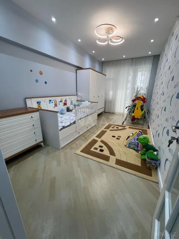 Satılır 4 otaqlı mənzil 160 m²