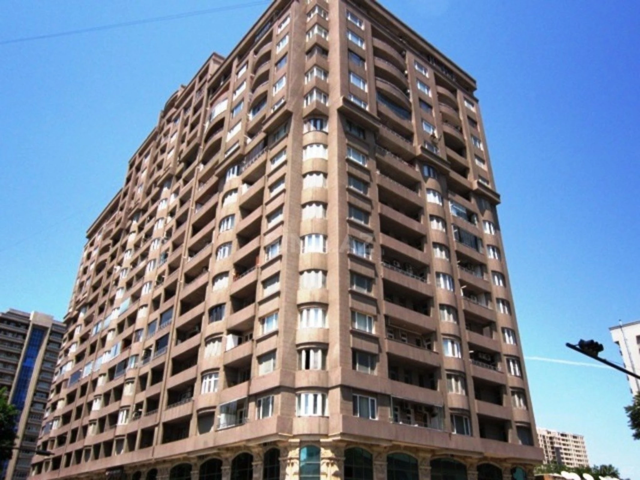 Satılır 3 otaqlı mənzil 147 m²