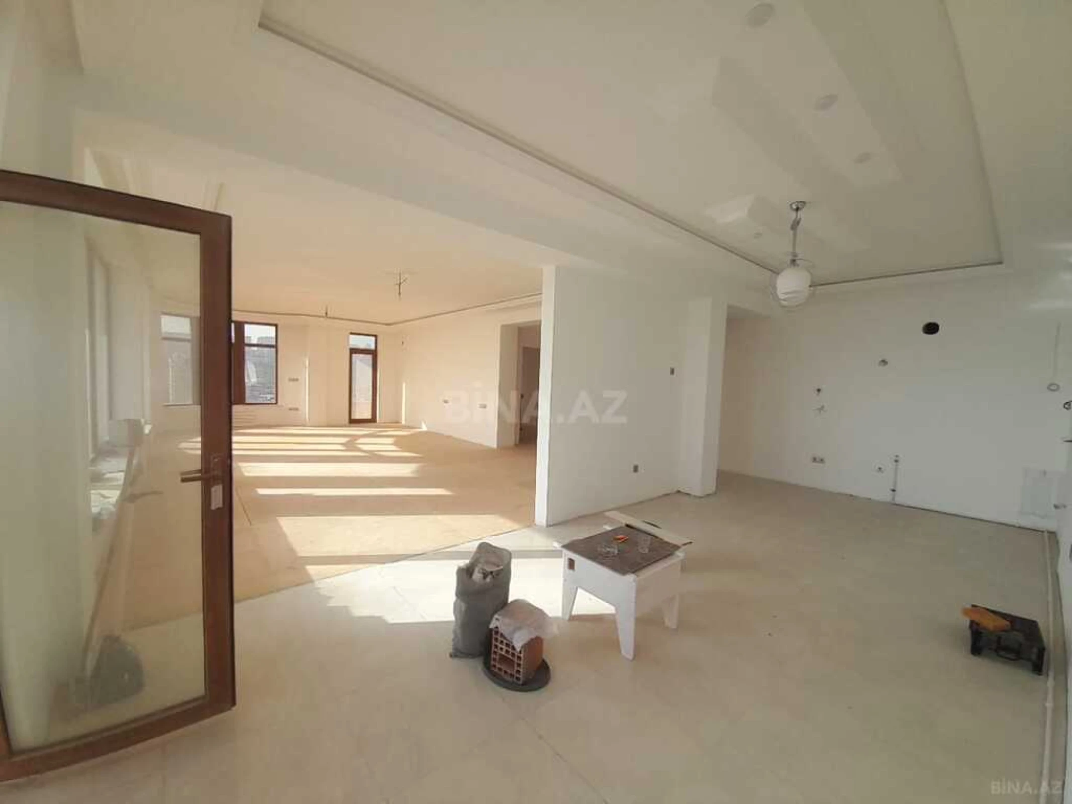 Satılır 4 otaqlı mənzil 220 m²