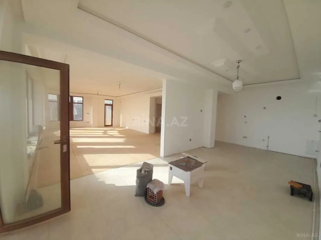 Satılır 4 otaqlı mənzil 220 m²