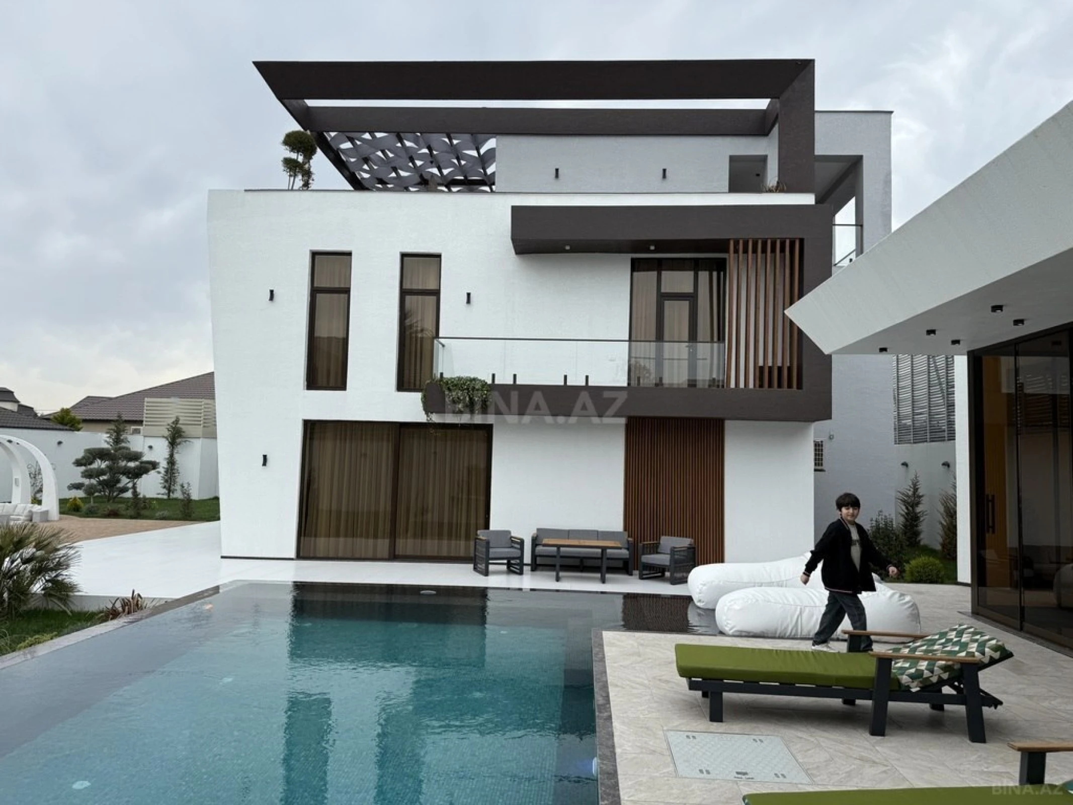 Kirayə verilir 6 otaqlı həyət evi 560 m²